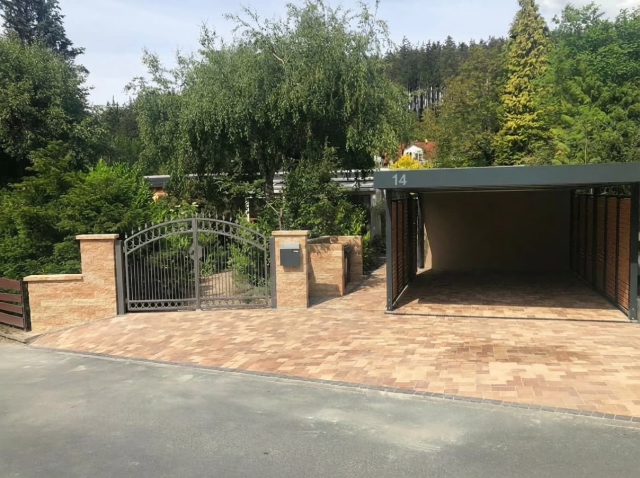 Einfahrt mit Carport