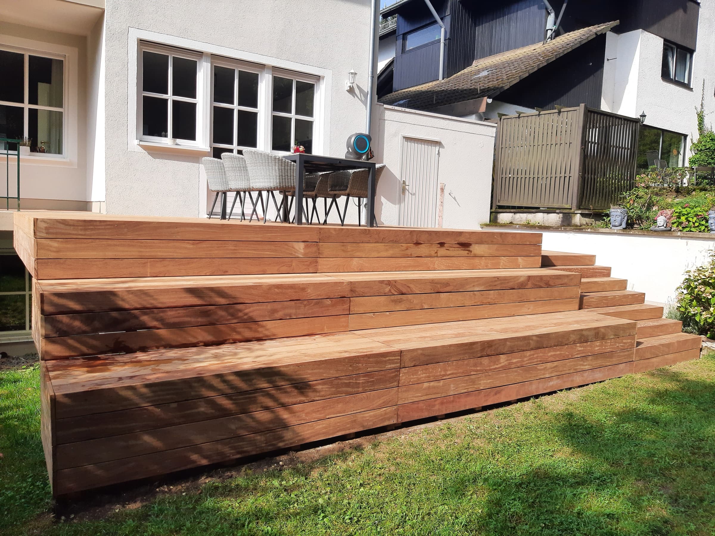 Holzterrasse mit Sitzstufen