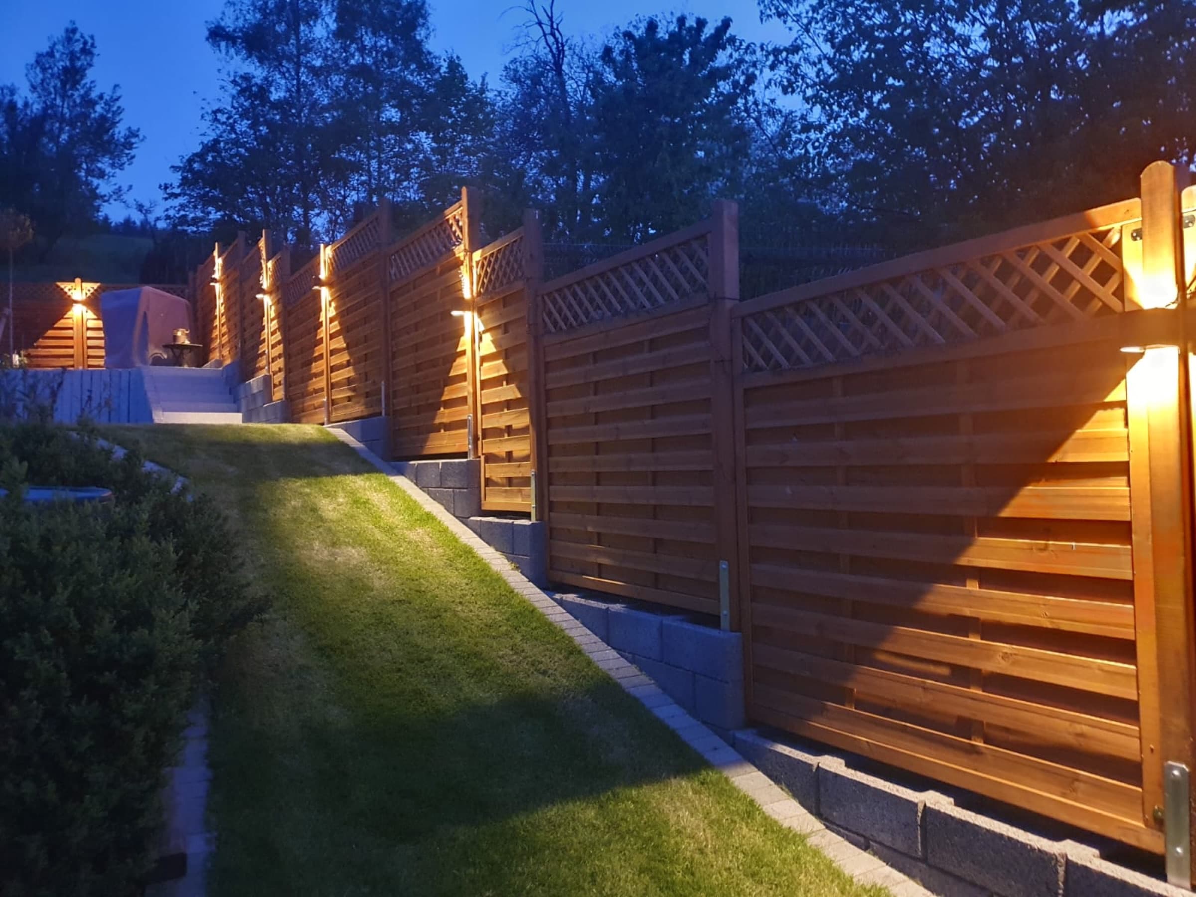 Sichtschutz mit Lichtinszenierung